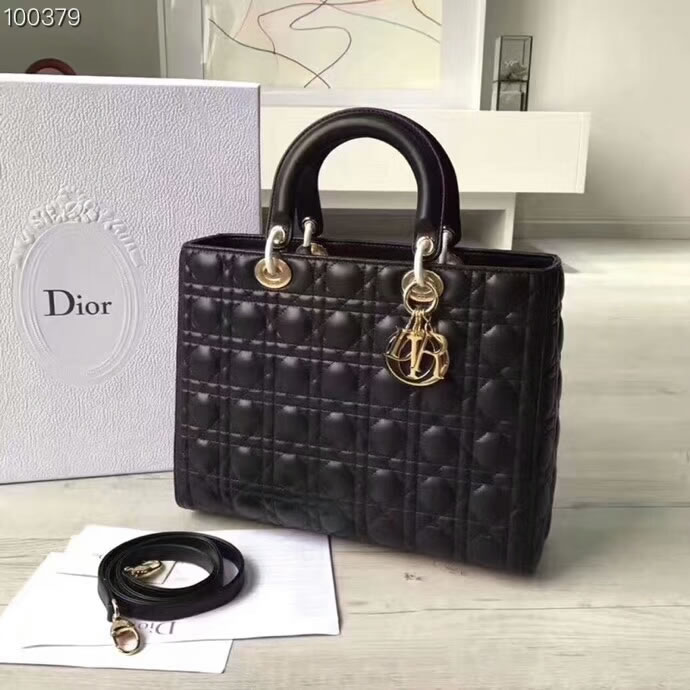 Replica Discount Dior Lady Wearing Black Messenger Bags With Golden Hardware