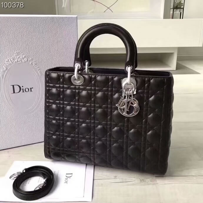 Replica Discount Dior Lady Wearing Black Messenger Bags With Silver Hardware