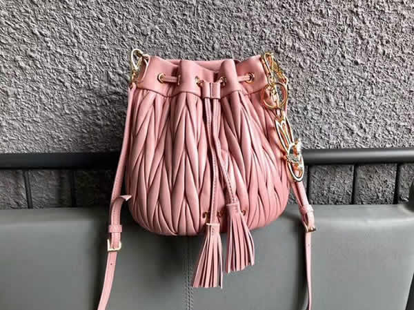 Replica Miu Miu Pink New Sheepskin Bucket Handbags Wrinkle Embossed Embossed Model 5Be014