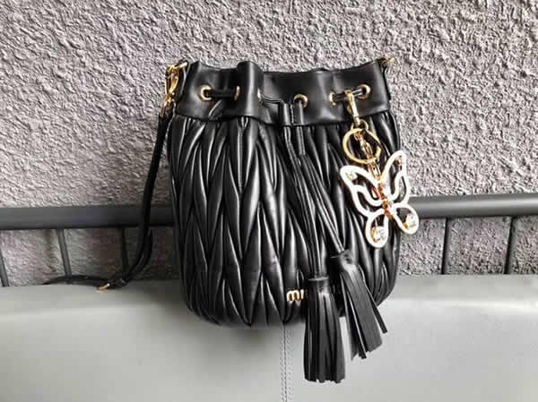 Replica Miu Miu Black New Sheepskin Bucket Handbags Wrinkle Embossed Embossed Model 5Be014